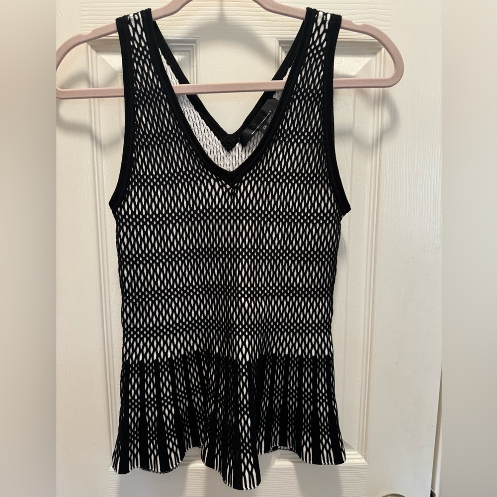 WHBM Black & white textured v neck tank